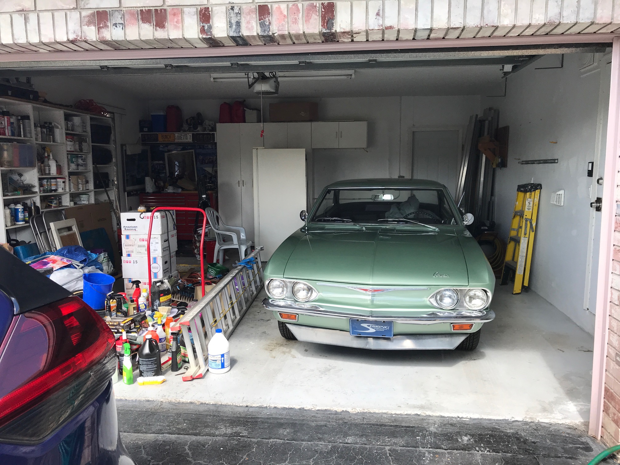 photo of garage before being repainted